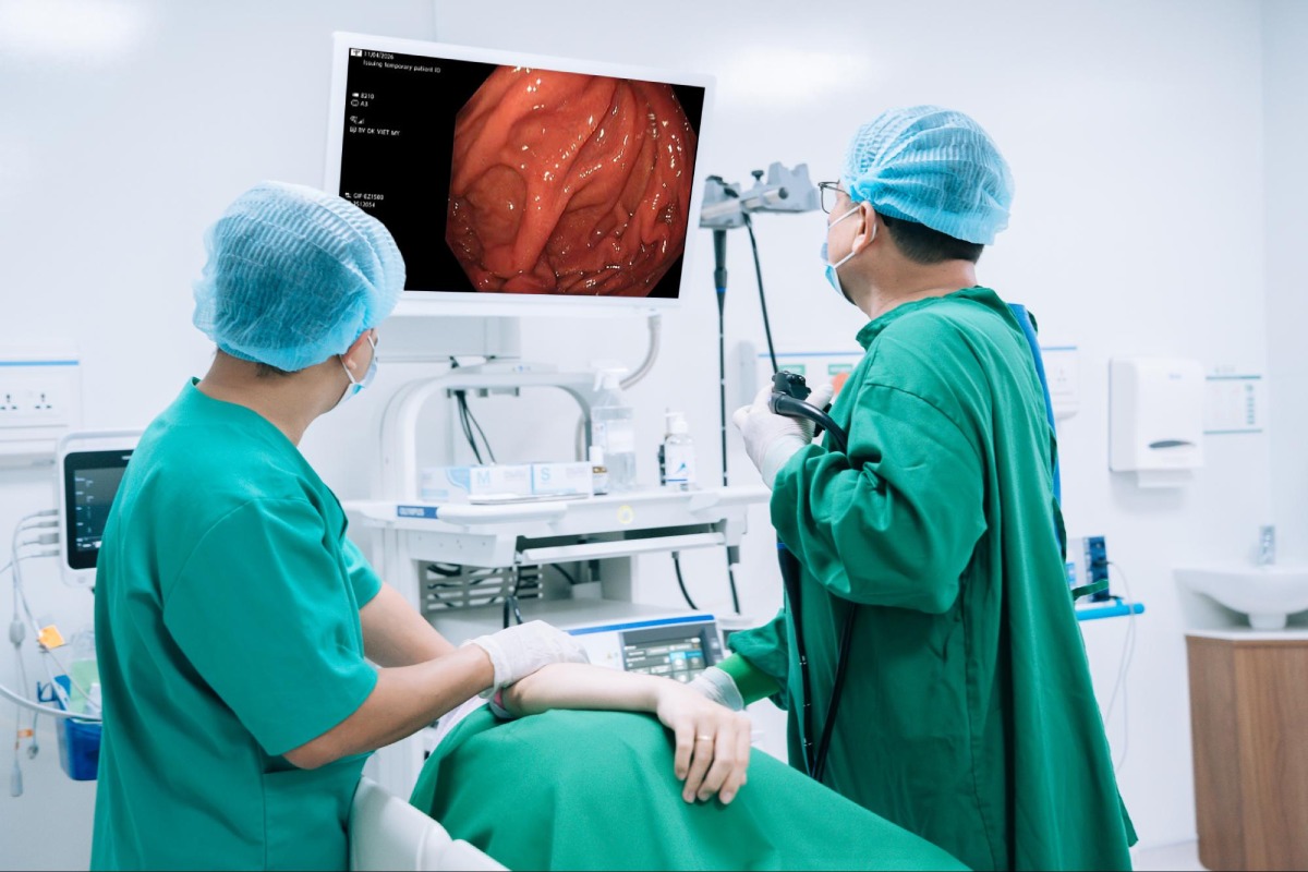 Bác sĩ tiến hành nội soi tiêu hóa cẩn trọng, chính xác theo tiêu chuẩn và quy trình nghiêm ngặt