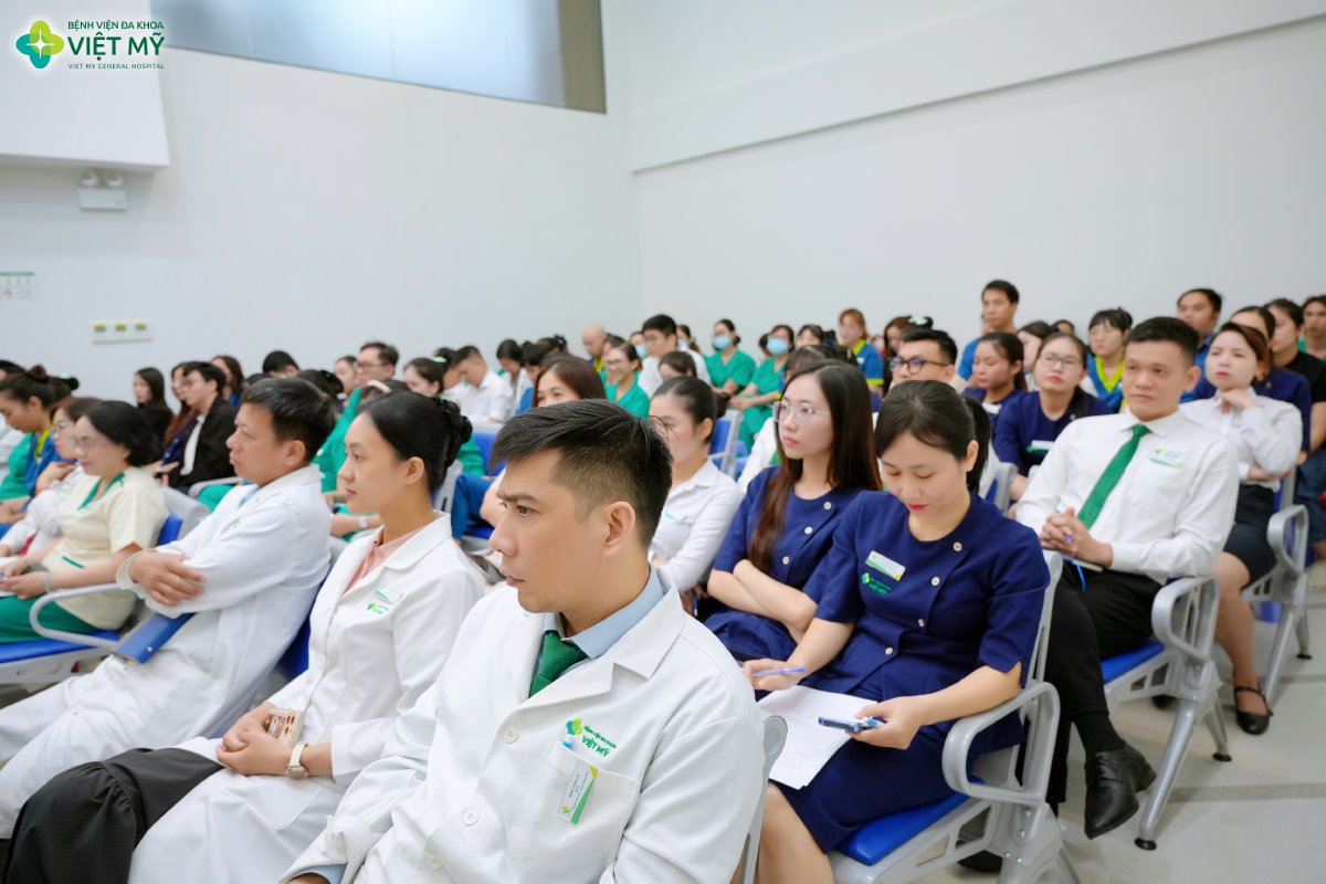 Nhân viên y tế tại Việt Mỹ lắng nghe các chia sẻ tại buổi tập huấn