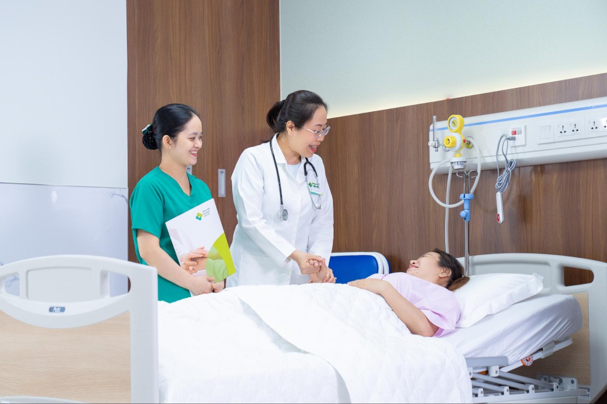 Bác sĩ và điều dưỡng phối hợp chăm sóc, theo dõi người bệnh sau điều trị