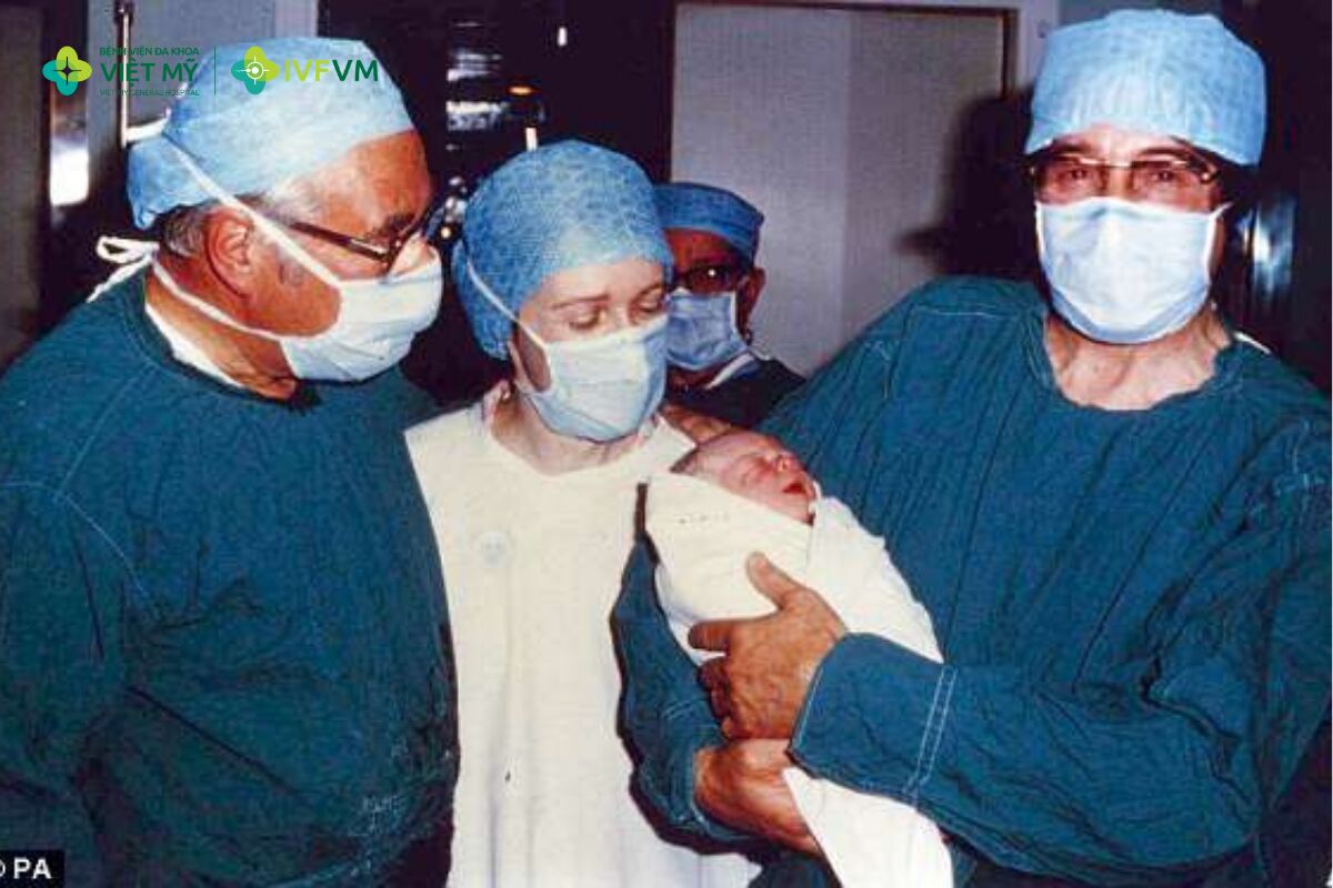 Ngày 25/07/1978, em bé đầu tiên trên thế giới chào đời bằng phương pháp thụ tinh trong ống nghiệm