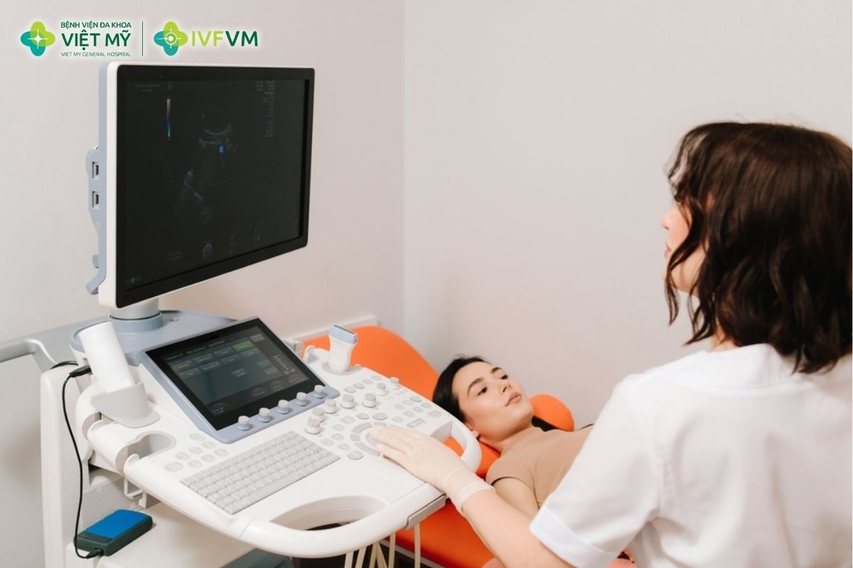 Siêu âm kiểm tra vị trí túi thai và tim thai sau khi có kết quả Beta-hCG dương tính