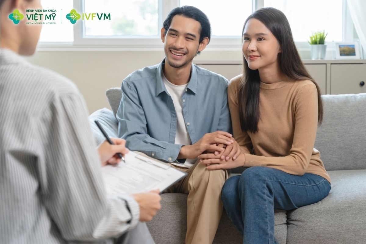 Bác sĩ tiến hành thăm khám, siêu âm đầu chu kỳ và tư vấn phác đồ IVF cá nhân hóa cho người bệnh