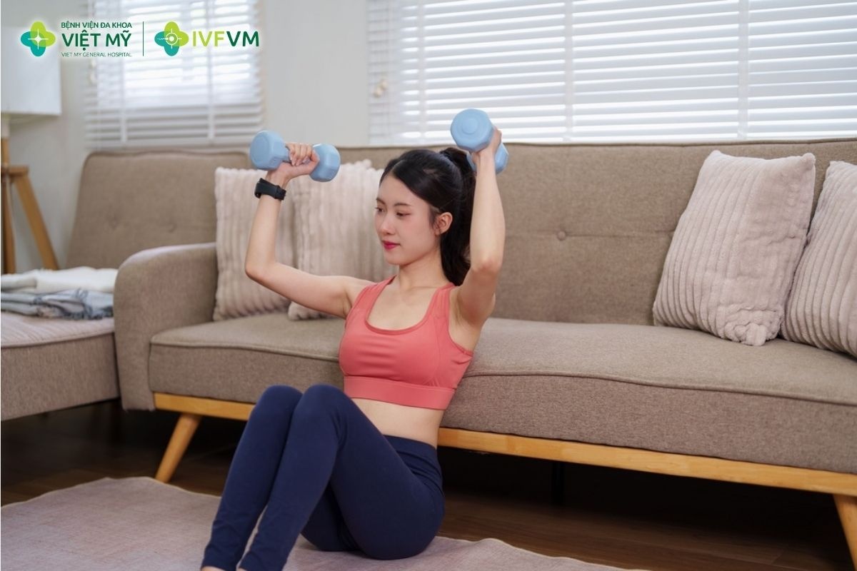 Bài tập tạ nhẹ cho thân trên giúp duy trì sức mạnh cơ tay, vai và khối cơ mà không tạo áp lực quá lớn lên vùng bụng, vùng chậu