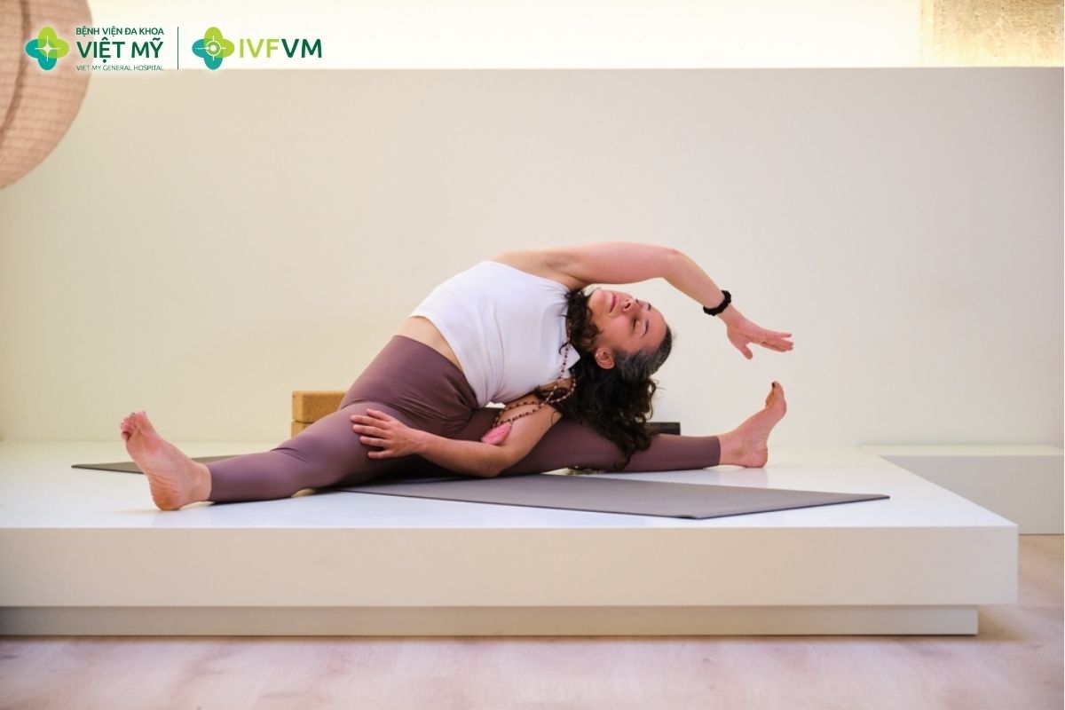 Upavistha Konasana có gối đỡ giúp kéo giãn nhẹ vùng hông, đùi trong và lưng dưới