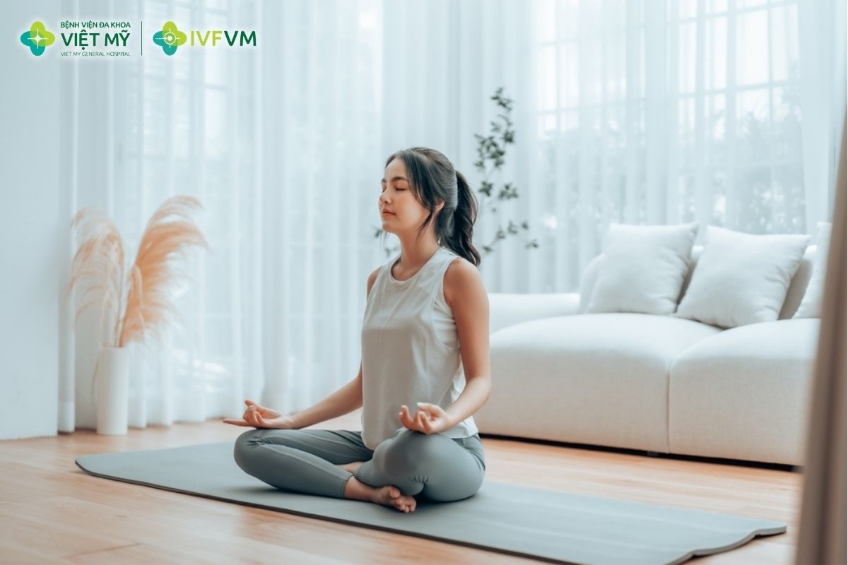 Yoga có thể giúp cơ thể thư giãn, giảm căng thẳng và duy trì sự linh hoạt, sức khỏe thể chất trong quá trình IVF