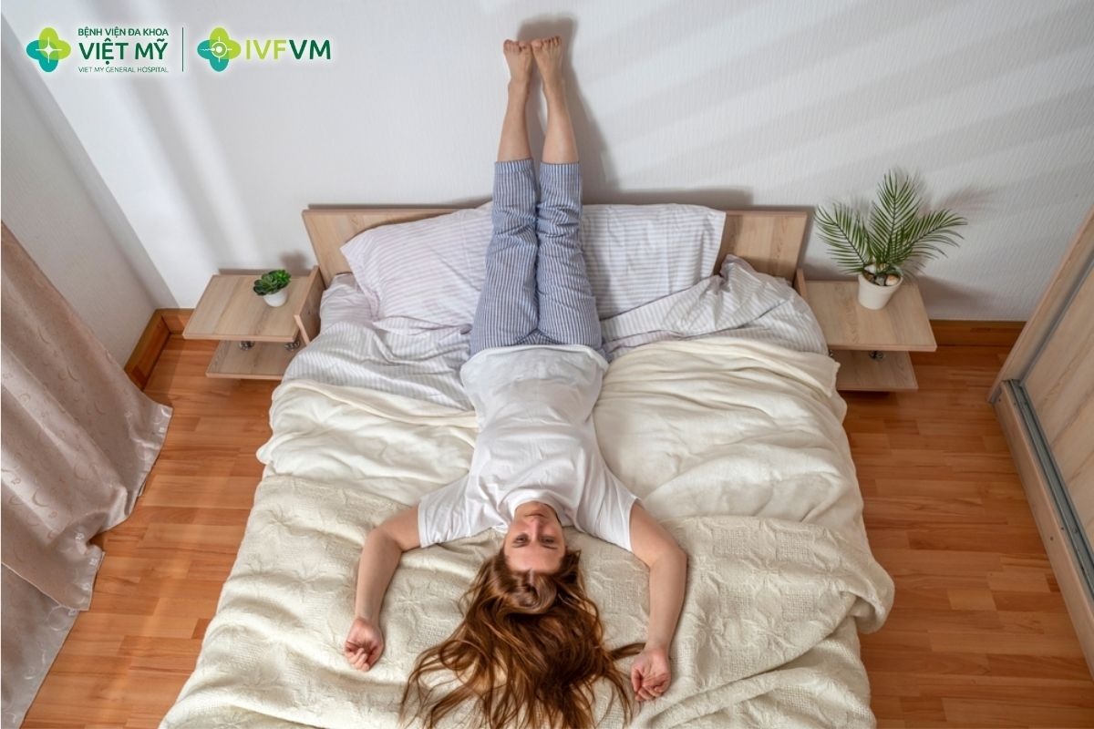 Gác chân lên tường (Viparita Karani) giúp đôi chân được nghỉ ngơi và cơ thể thả lỏng