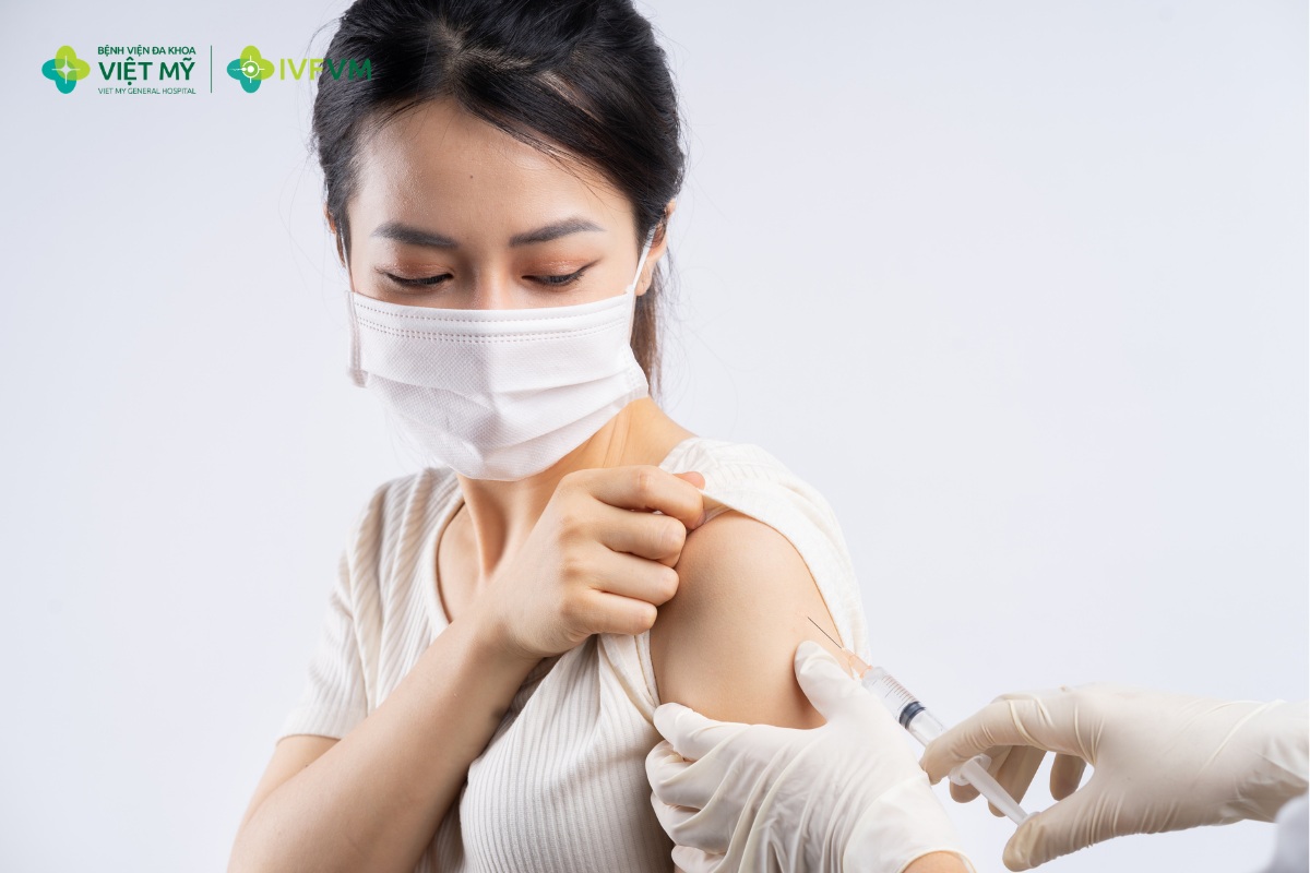 Bác sĩ đánh giá tiền sử tiêm chủng và tư vấn bổ sung các vắc xin phù hợp trước khi thực hiện IVF