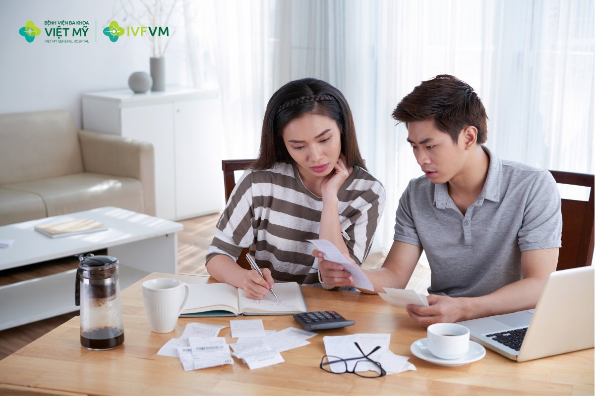Hai vợ chồng nên tìm hiểu rõ chi phí thăm khám, thuốc kích thích buồng trứng…