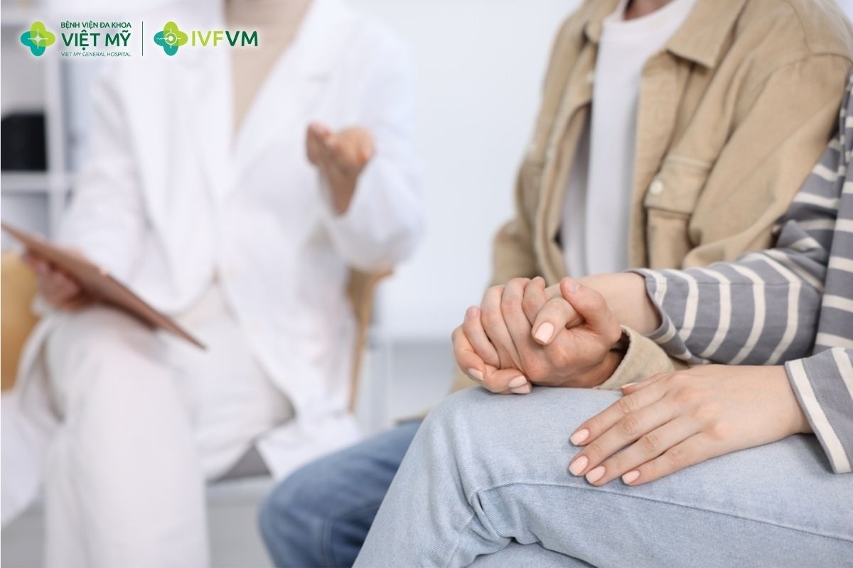 Khám lâm sàng và xét nghiệm trước IVF giúp bác sĩ đánh giá sức khỏe sinh sản, xác định nguyên nhân hiếm muộn và lựa chọn phác đồ điều trị phù hợp