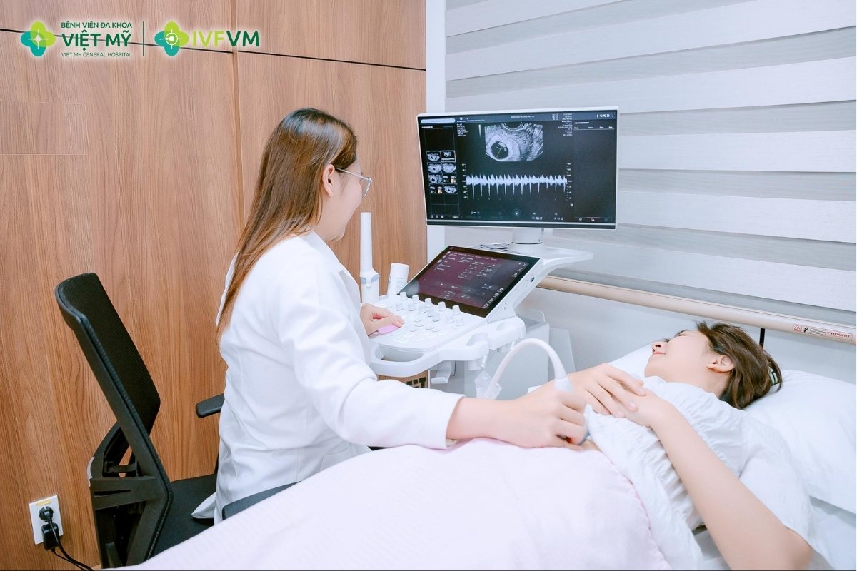 Thăm khám, siêu âm, … là một trong những bước quan trọng để đánh giá chức năng sinh sản ở nữ giới