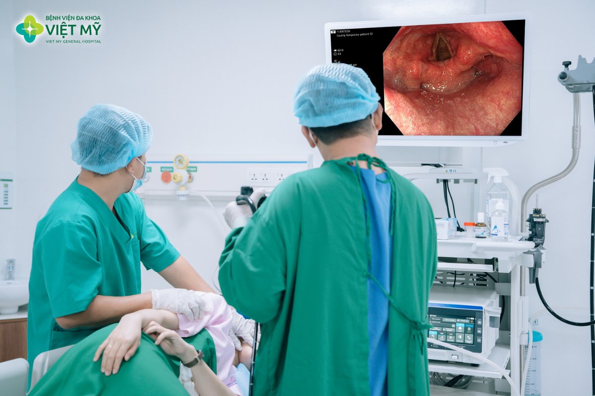 Bác sĩ thực hiện ca nội soi dạ dày tại Bệnh viện Việt Mỹ