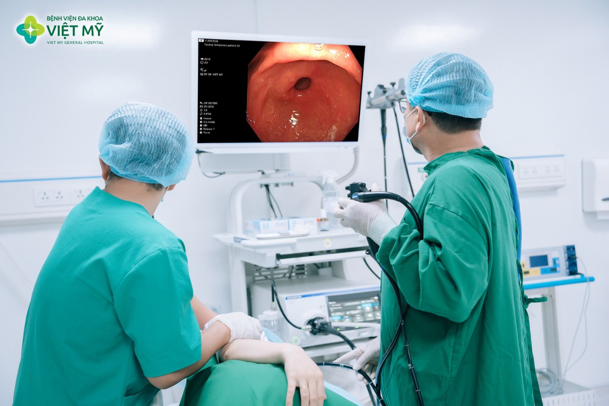 Bác sĩ thực hiện nội soi dạ dày gây mê tại Việt Mỹ